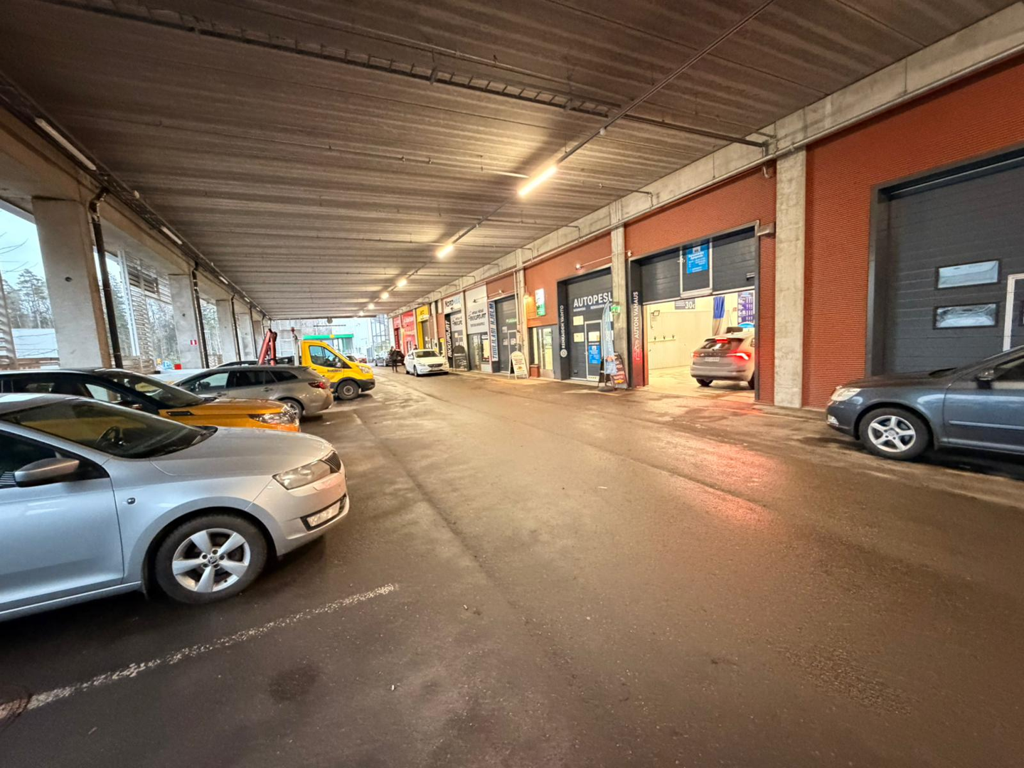 Sillankorva 15, 331m2, Katutaso, Liiketila